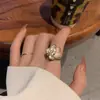 Suavidad Estilo Francés ~ Anillo de Camelia para Mujer, Diseño de Nicho de Alta Gama Ins, Lujo Ligero, Anillo Vintage Abierto Estilo Chanel