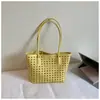 2026 Nova Bolsa Tote Elegante Simples Vazada Transfronteiriça, Bolsa de Ombro Casual Versátil para Mulheres, Bolsa Feminina de Grande Capacidade