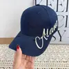 Novo boné de beisebol feminino estilo coreano com aba rígida, letras bordadas e furos, versátil para o outono, adequado para proteção solar masculina ao ar livre