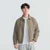 Chaqueta corta de hombre de moda con cuello alto, colección otoño 2026, con un diseño tridimensional prensado, corte holgado, hombros caídos y un versátil estilo con cremallera