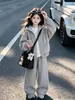 Conjunto Espeso con Forro de Felpa para Niñas Otoño Invierno 2026 Nuevo Estilo Coreano Chaleco Casual con Capucha para Niña Conjunto de Tres Piezas