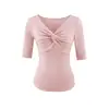 Blusa feminina de verão 2026 com decote em V, design torcido estiloso, manga média, elástica, modelagem slim fit, cintura marcada, ombro normal, blusa básica