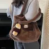 Nueva colección de otoño simple y elegante: bolso tote versátil, perfecto para ir al trabajo, con un toque femenino y forro de felpa, 2026 uso diario, cruzado o de hombro