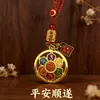 O mestre recomenda o pingente Ping An Guo Guo Su, um amuleto que traz sorte, chaveiro, ornamento de carro e lembrança