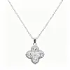 Corrente de Clavícula Trevo de Quatro Folhas Cravejado com Diamantes Brilhantes Corrente de Aço Titânio Colar com Zircônia de Cobre Trevo de Quatro Folhas de Luxo Leve Nicho Pingente de Colar