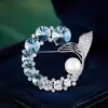 Broche de Perla con Cola de Sirena, Broche de Cristal Exquisito y Moderno de Alta Gama para Mujer, Pin de Diseño de Nicho, Accesorio para Traje
