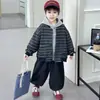 Conjunto de Tres Piezas de Cárdigan para Niños de Primavera y Otoño Estilo Coreano Conjunto Elegante de Moda para Niños Pequeños y Medianos Ropa Elegante y Atrevida para Niños