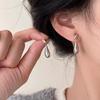 Pendientes pequeños y sencillos de perla hueca de plata s925 para mujer, pendientes sencillos y exquisitos avanzados, accesorios de moda de nicho que combinan con todo.