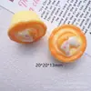 Gato de Simulación Comiendo y Jugando Huevo Tarta Resina Accesorios DIY Funda de Teléfono Móvil Zapatos con Agujeros Flor Colgante Creativo Adornos de Pegatina para Refrigerador