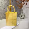 2025 Verano Nuevo Bolso de Gelatina de PVC Bolso de Mano a Cuadros Vertical para Mujer Bolso de Gran Capacidad Casual Color Caramelo Bolsa de Compras