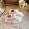 Tenis para niña, nueva colección otoño 2026, parte superior de piel, estilo popular, modernos tenis blancos con cordones para niñas