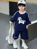 Conjunto de verano para niños 2026 nueva ropa de verano para niños, conjunto deportivo ligero de manga corta elegante para niños pequeños, moderno