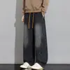 Nuevos jeans de guadaña deconstruidos estilo americano otoño 2026, pantalones vintage de workwear, lavados y desgastados, plisados, estilo high street