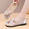 Zapatos de tela del viejo Pekín verano nuevo estilo étnico bordados casuales de fondo plano para madre transpirables cómodos para mediana edad y ancianos zapatos de malla
