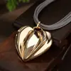 Collar transfronterizo nuevo suave tridimensional amor magnético colgante moda damas sentido de alta gama corazón geométrico con cordón de cuero