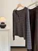 Cuello semibierto, color contrastante, cuello redondo bajo, camiseta de manga larga a rayas para mujer, nuevo estilo de principios de otoño, corte ajustado, top versátil para usar como base
