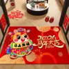Tapete de Porta Vermelho Ano do Cavalo 2026 para Entrada, Tapete Raspador de Sujeira, Design Festivo de Desenho Animado, Resistente à Sujeira, Fácil de Limpar, Tapete de Porta de Ano Novo