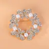Accesorios de broche de diamante de aleación creativos para adultos, broche de moda versátil, ropa, corsage hueco, pasador de perla, venta al por mayor