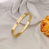 Pulseira Fashion Europeia e Americana de Ouro 18K Feminina Clássica Ouro Rosé Pequeno Cartão Design de Luxo Discreto Pulseira Presente de Aniversário