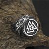 Anillo de titanio para hombre al por mayor joyería europea y americana logo de triángulo vikingo personalidad patrón de cuervo lateral anillo de acero inoxidable