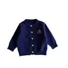 Cardigan Suéter Infantil Estilo Britânico para Primavera e Outono para Meninas com Bordado de Coroa, Jaqueta de Tricô Macio para Meninos, Em Estoque