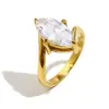 Moda Europea y Americana Elegante Diseño de Nicho Joyería de Mano de Gama Alta Anillo Oblicuo Ojo de Caballo Chapado en Oro de 18 Quilates Acero Inoxidable Lujo Accesible para Mujer