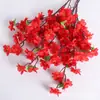 Peônias artificiais e hortênsias cor de vinho, arranjos florais em tons avermelhados para casamentos, fileiras de flores, arranjos florais e decorações de parede para casamentos