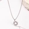 Collar Exquisito y Versátil con Colgantes de Luna y Estrella para Mujer, Cadena Clavicular con Colgante de Sol de Estilo Europeo y Americano Personalizado, Joyería de Acero al Titanio que No se Desvanece