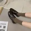 Zapatos de vestir de una sola pieza de punta cuadrada de cuero pequeños mocasines sin cordones otoño 2026 estilo británico zapatos de mujer versátiles estilo nuevo hebilla