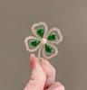 Exquisito broche de trébol de cuatro hojas con diamantes, temperamento femenino de alta gama, ramillete de hierba de la suerte, nuevo anti-luz/St. Patricio