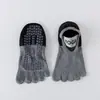 Calcetines de yoga con tiras para cinco dedos para mujer, calcetines profesionales antideslizantes para deportes de interior y fitness, calcetines tipo mocasín sin costuras con dedos separados