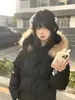 Jaqueta Capuz de Algodão Cor Sólida Versátil Básica Estilo Americano Marca Tendência com Gola de Pelo para Mulheres, Jaqueta Puffer Quente Casual Solta para Outono e Inverno