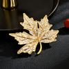 Broche de hoja de arce de lujo de alta gama con incrustaciones de diamantes y circonitas, ideal para abrigos, trajes y accesorios de ramillete.
