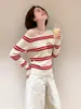 Top de punto a rayas rojas y blancas de un solo hombro descubierto manga larga para mujer, nuevo estilo de otoño, atuendo bonito, capa interior deslumbrante 10971