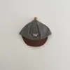 Boné Simples com Logo de Letra Listrada para Bebê Chapéu de Outono à Prova de Vento para Meninos e Meninas Boné Quente