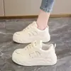 Tênis Brancos Plataforma de Solado Grosso para Mulheres 2026 Primavera Novos Tênis Esportivos Casuais Versáteis Retro Sapatos Baixos que Aumentam a Altura