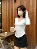 Camiseta feminina de manga longa com decote em V, outono e inverno, corte justo, design estiloso, pura e atraente, top com barra curva e ombro normal, camiseta básica