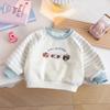 Suéter para Niñas Invierno Dibujos Animados Bordado Oso Camisa 24 Nuevo Estilo Estilo Occidental Costuras Rayas Una Pieza Terciopelo Combinable Top