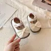 Sapatos de couro estilo princesa para bebê menina, novo modelo outono 2026, sapatos de princesa com sola macia para bebês meninas, sapatos para bebês aprenderem a andar