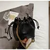 Bolso pequeño de alta gama con patrón de rombos transfronterizo, nuevo diseño elegante y retro, adecuado para ir al trabajo, un bolso tipo cubo chic que se puede llevar al hombro o cruzado.