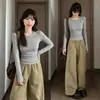 Camiseta básica branca de gola redonda combinada com um top de manga longa slim fit de alta qualidade para mulheres, estilo coreano, novo para 2026