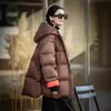 Plumón de pato blanco 2026 Invierno Acolchada Holgada Moda Bloques de color Casual con capucha Engrosada Chaqueta de plumón para mujer Tendencia