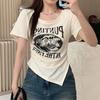 Camiseta Regular de Manga Curta com Ombro Caído para Mulheres Verão 2026, Novo Estilo de Verão para Mulheres Plus Size, Design Irregular com Estampa, Efeito Emagrecedor