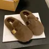 Diadema Esponjosa Pantuflas para Mujer Ropa de Exterior Tacto de Alta Gama 2026 Nuevo Otoño/Invierno Suela Plana Cálidas de Moda Versátiles Zapatos Perezosos