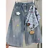 Jeans Cortos Bordados Chao Li Disponibles para Mujer 2026 Verano Nuevos Estilo Americano Desgastados de Pierna Ancha Pantalones Cortos con Bufanda a Cuadros