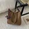 Bolsa de Ombro Feminina Casual de Couro de Grande Capacidade Estilo Retrô Simples Outono 2025 de Alta Qualidade
