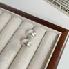 Diseño de alta gama sentido clip para oreja plateado sin agujero estilo frío nuevo lujo ligero estilo simple diseño de nicho clip para oreja en forma de C