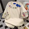 2025 Nova Divertida Camiseta Feminina de Manga Curta Estampada com Desenho Shin-Chan Verão Casual Solta Versátil Top Ins