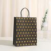 Amazon nueva bolsa de regalo creativa punto dorado moda papel Kraft simple portátil bolsa de regalo venta al por mayor en stock