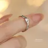 Anel aberto moderno e versátil em prata s925 para mulheres, estilo de nicho, design simples e irregular, cravejado com zircônia, anel de cauda requintado e único